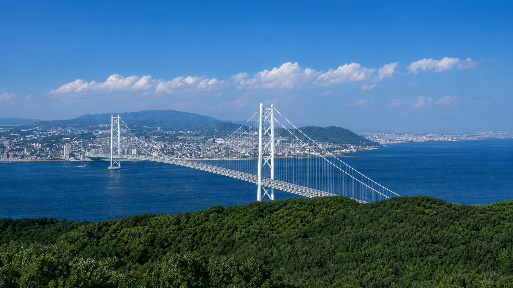 淡路島から望む明石海峡大橋と青い海
